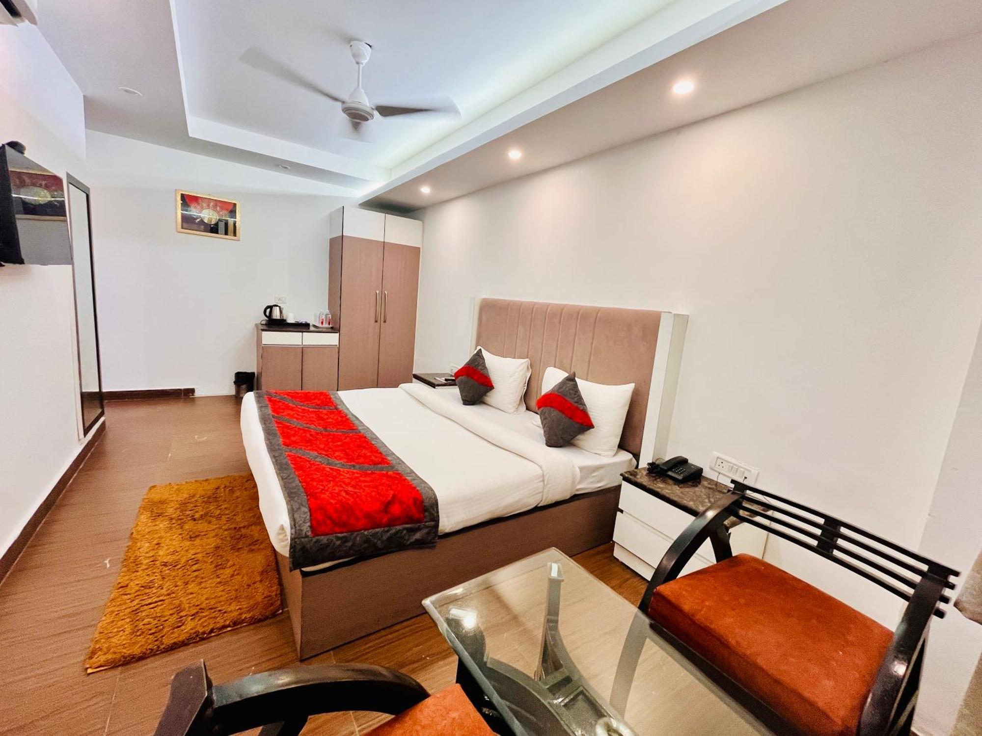 Hotel The Gold Inn - Karol Bagh Delhi Bagian luar foto