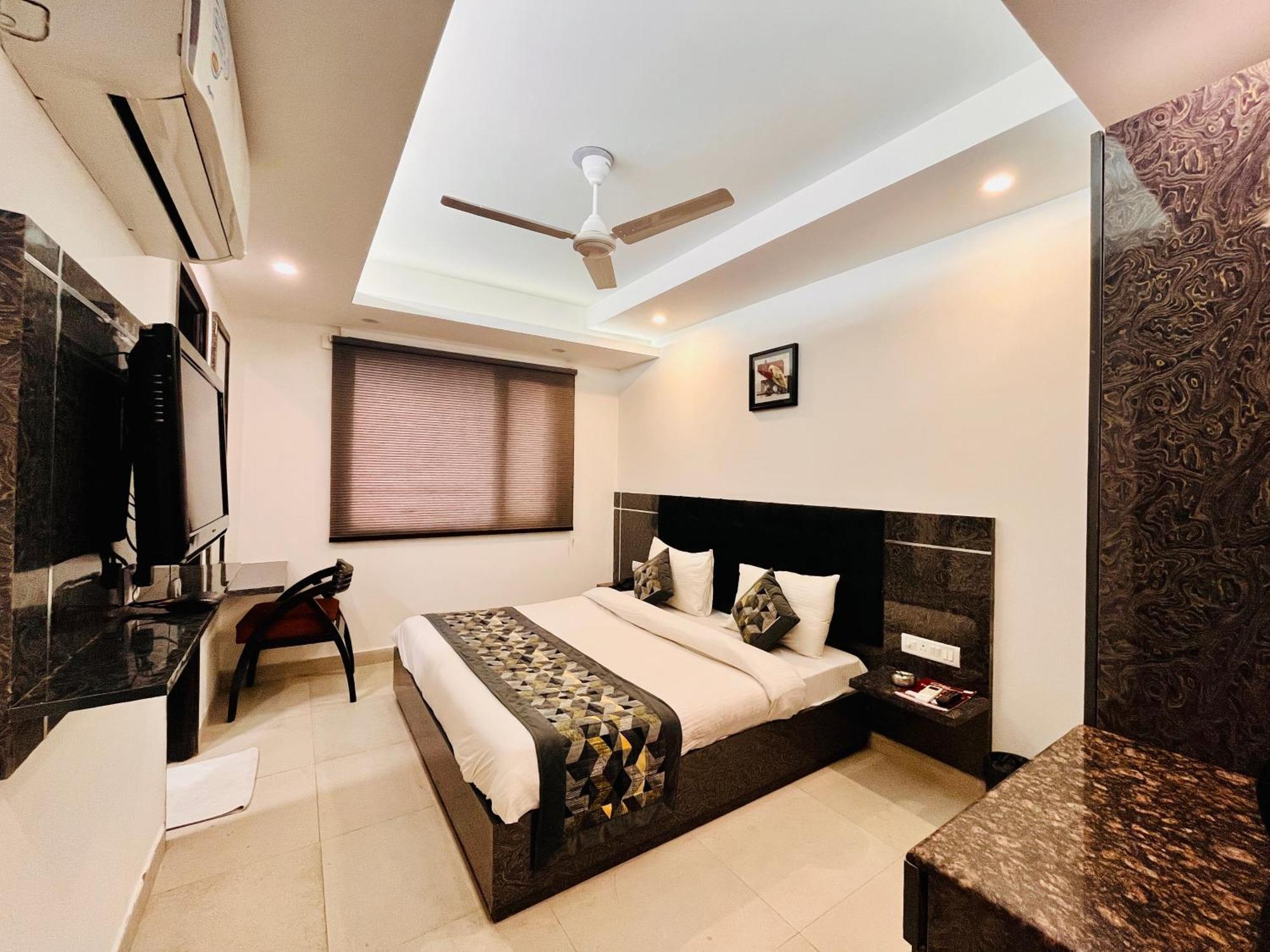 Hotel The Gold Inn - Karol Bagh Delhi Bagian luar foto
