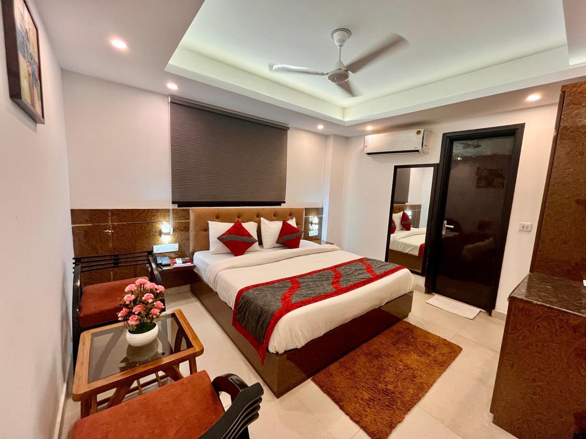 Hotel The Gold Inn - Karol Bagh Delhi Bagian luar foto