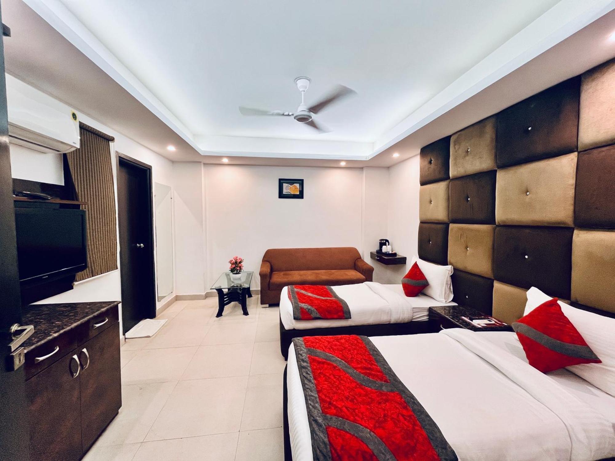 Hotel The Gold Inn - Karol Bagh Delhi Bagian luar foto