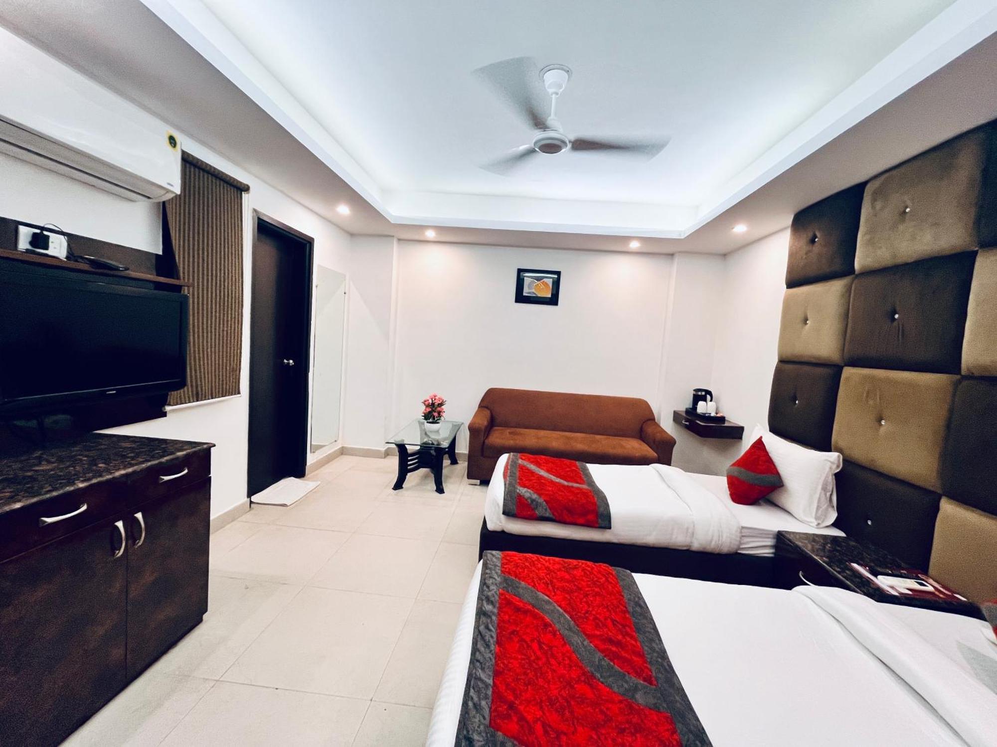 Hotel The Gold Inn - Karol Bagh Delhi Bagian luar foto