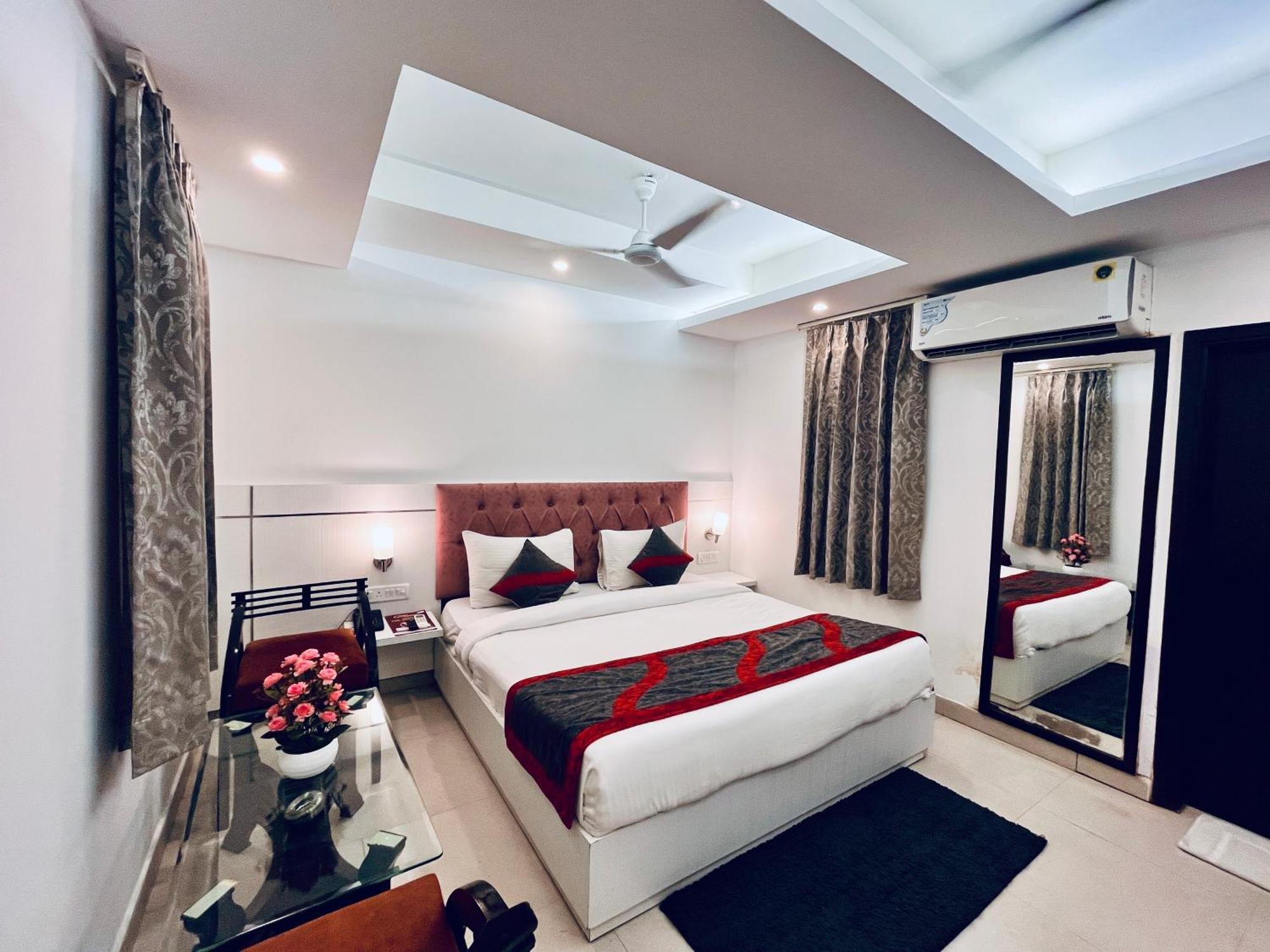 Hotel The Gold Inn - Karol Bagh Delhi Bagian luar foto