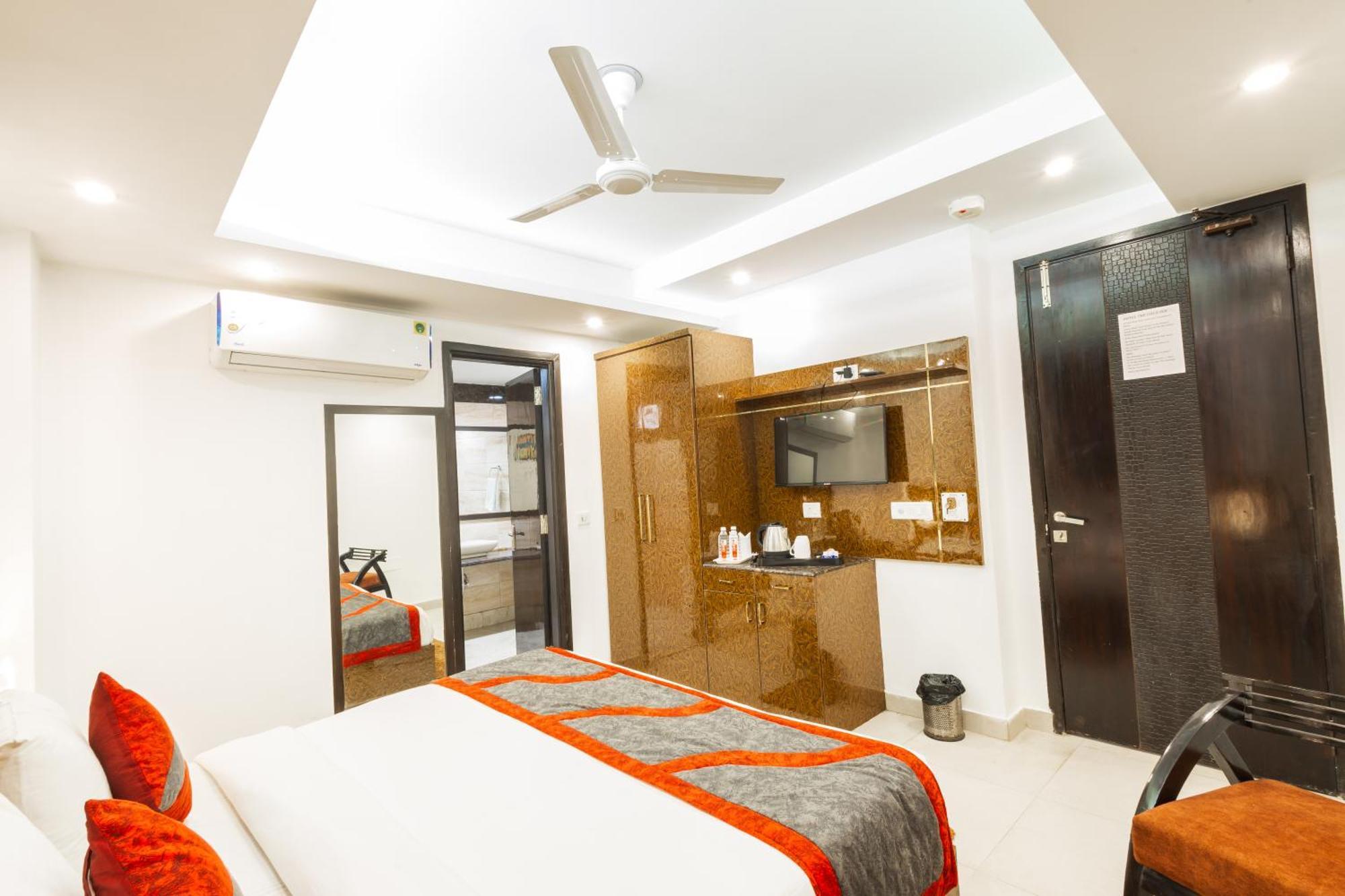 Hotel The Gold Inn - Karol Bagh Delhi Bagian luar foto