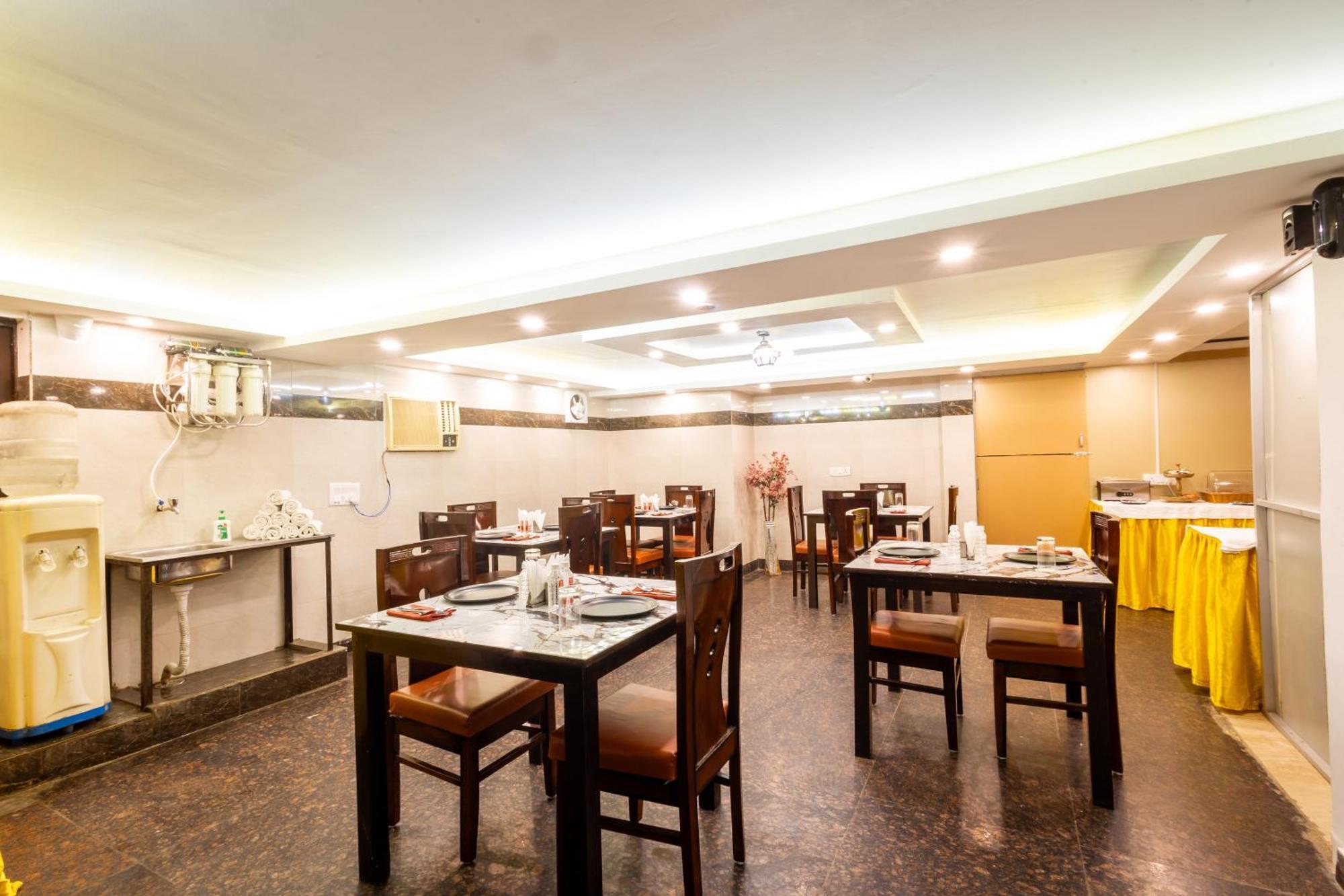 Hotel The Gold Inn - Karol Bagh Delhi Bagian luar foto