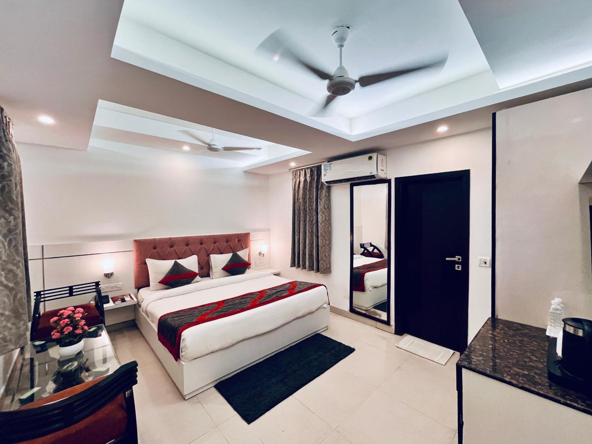 Hotel The Gold Inn - Karol Bagh Delhi Bagian luar foto