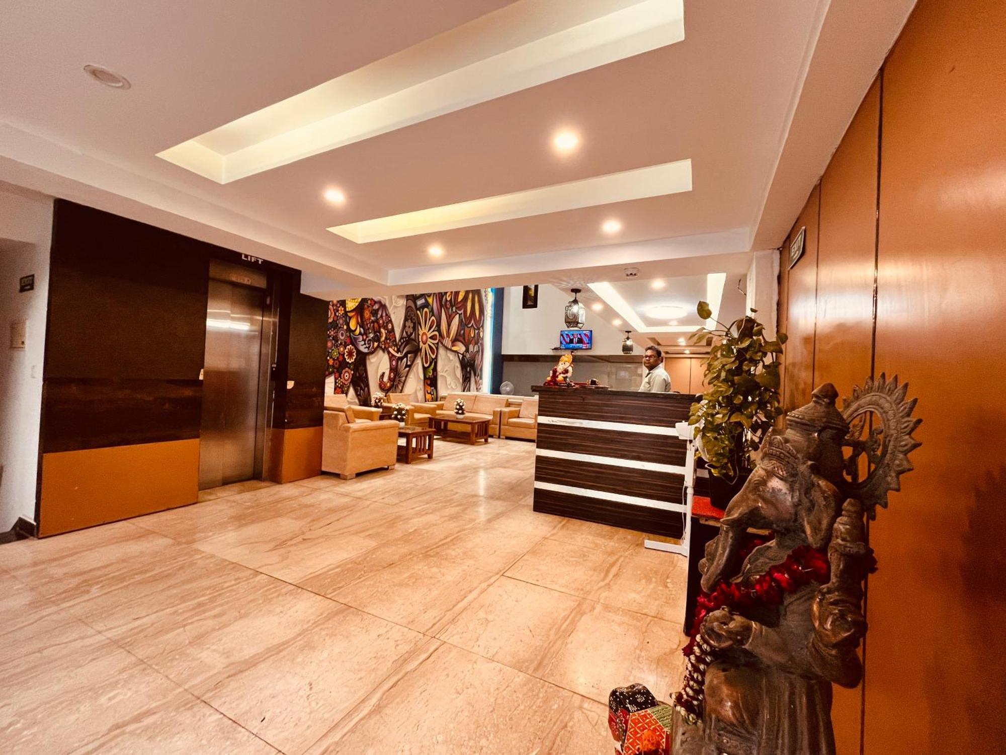 Hotel The Gold Inn - Karol Bagh Delhi Bagian luar foto