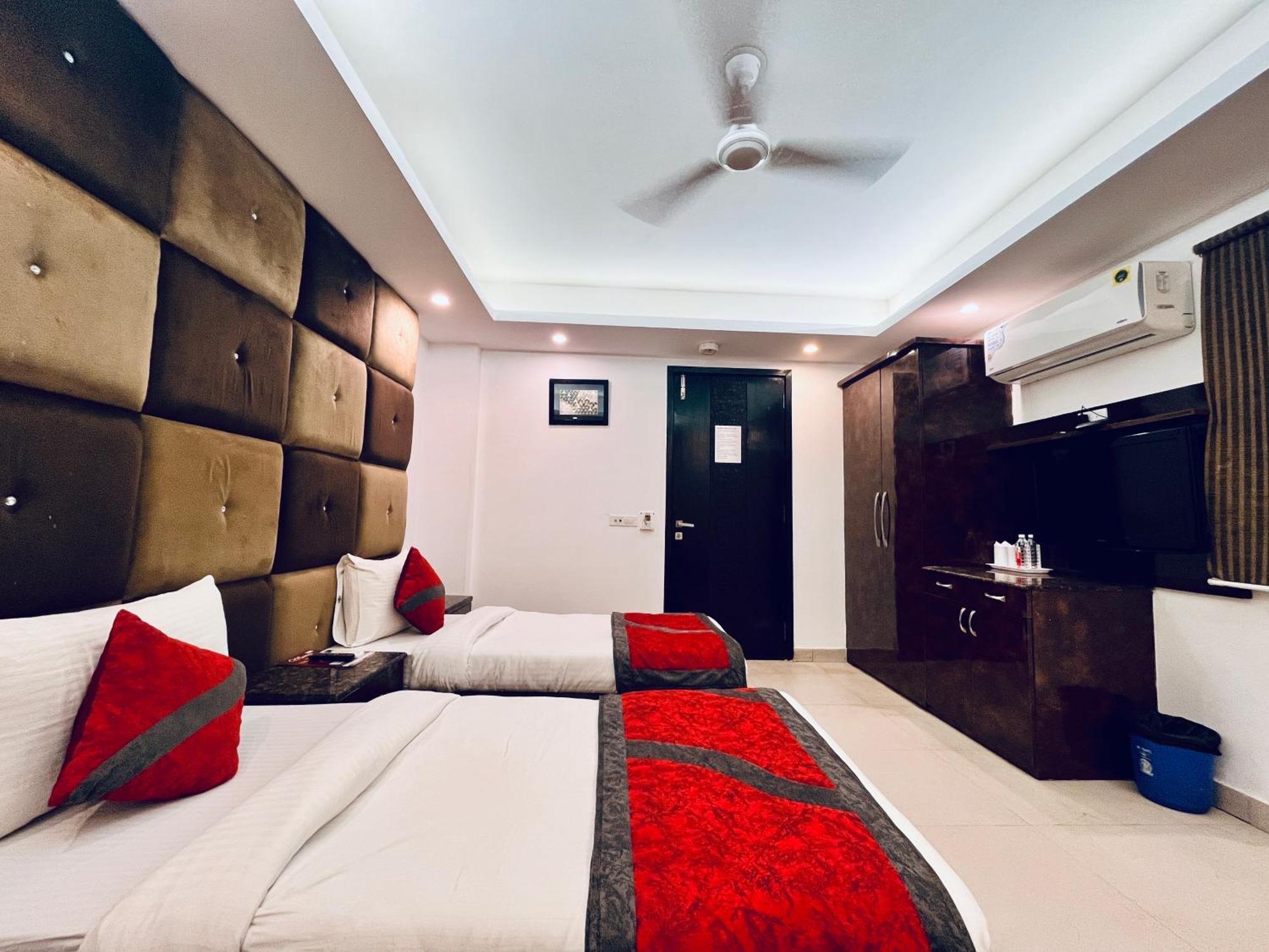 Hotel The Gold Inn - Karol Bagh Delhi Bagian luar foto