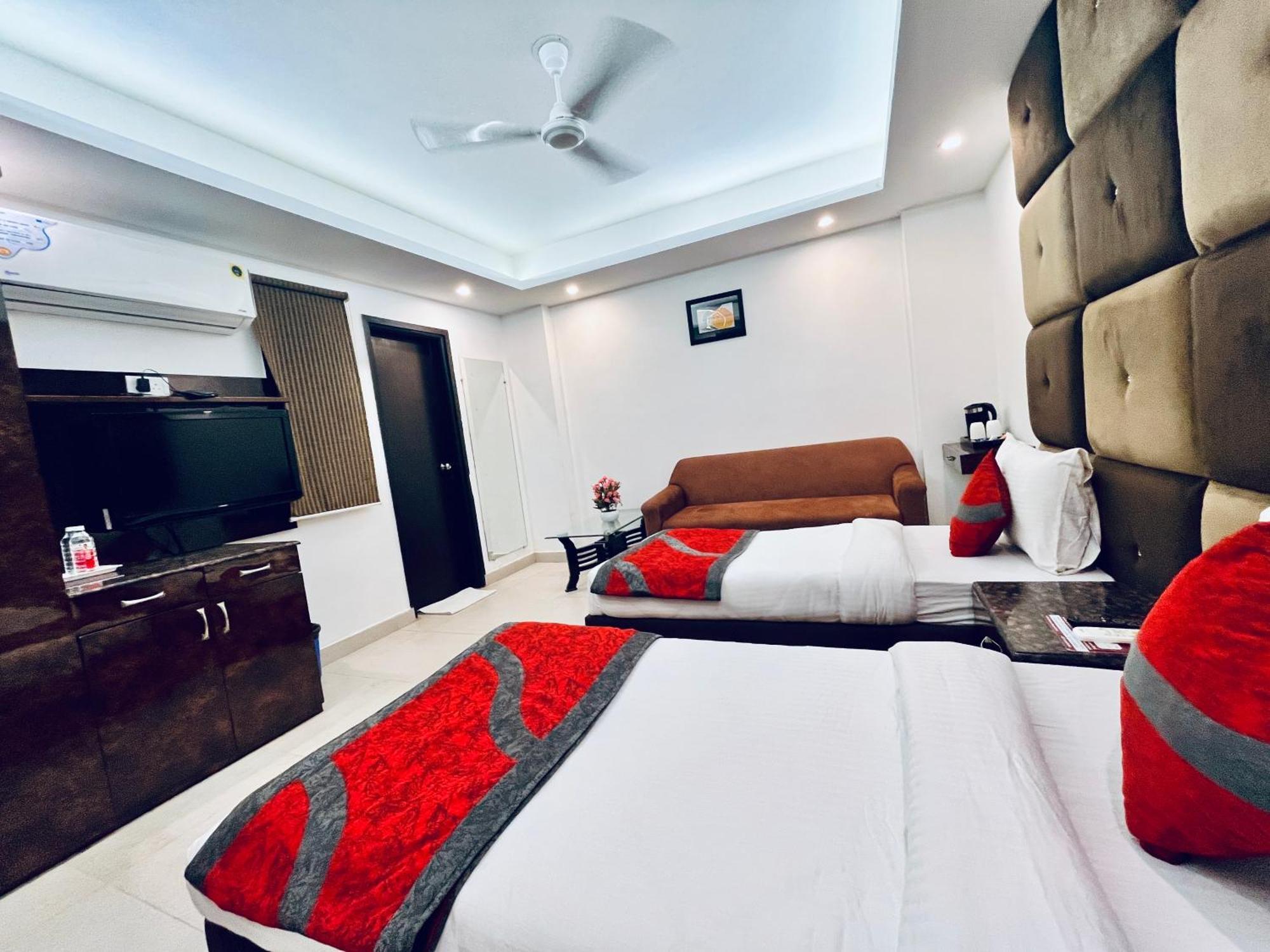 Hotel The Gold Inn - Karol Bagh Delhi Bagian luar foto