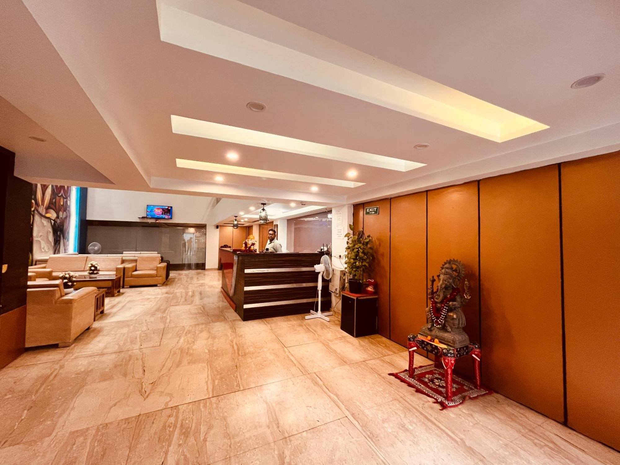 Hotel The Gold Inn - Karol Bagh Delhi Bagian luar foto