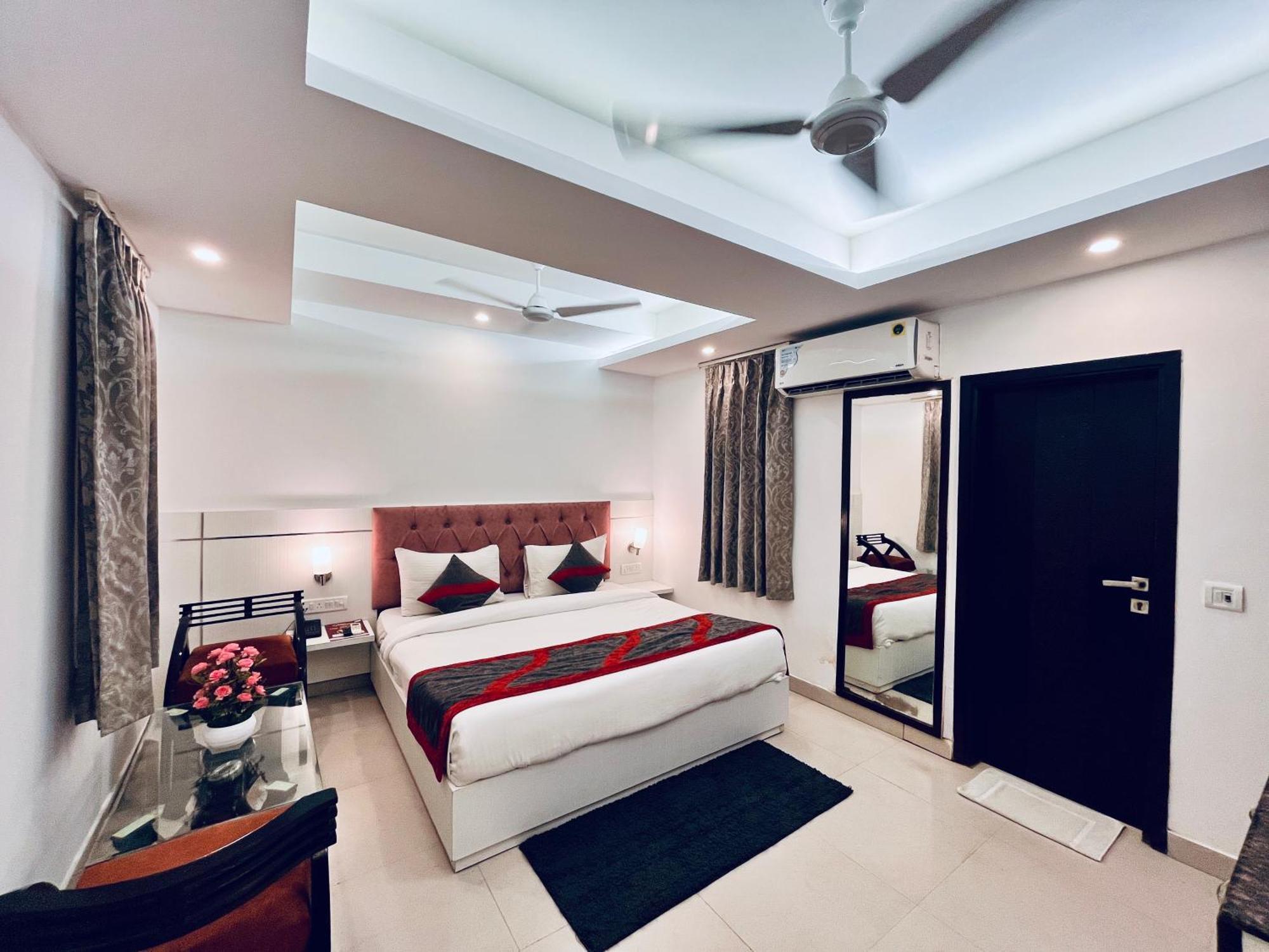 Hotel The Gold Inn - Karol Bagh Delhi Bagian luar foto