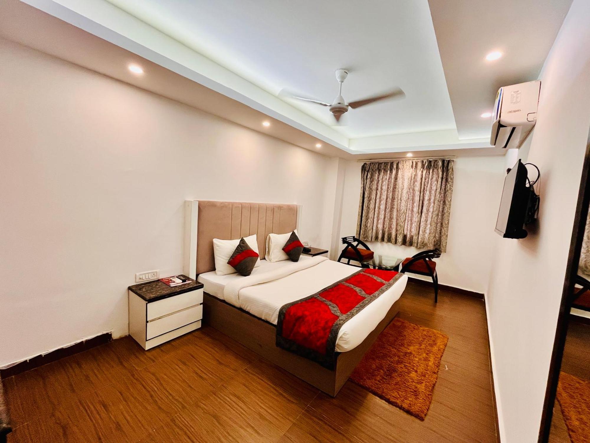 Hotel The Gold Inn - Karol Bagh Delhi Bagian luar foto