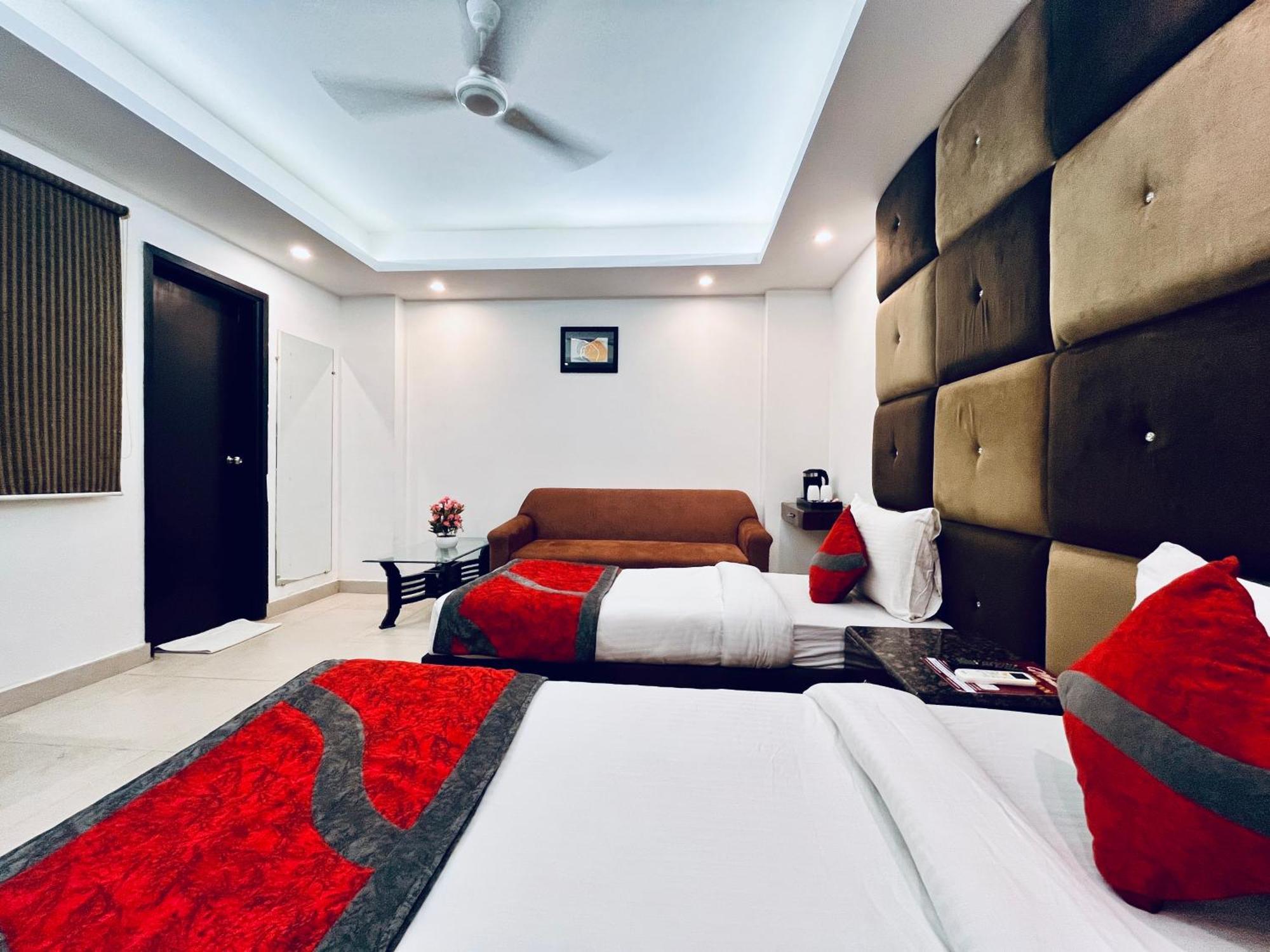 Hotel The Gold Inn - Karol Bagh Delhi Bagian luar foto