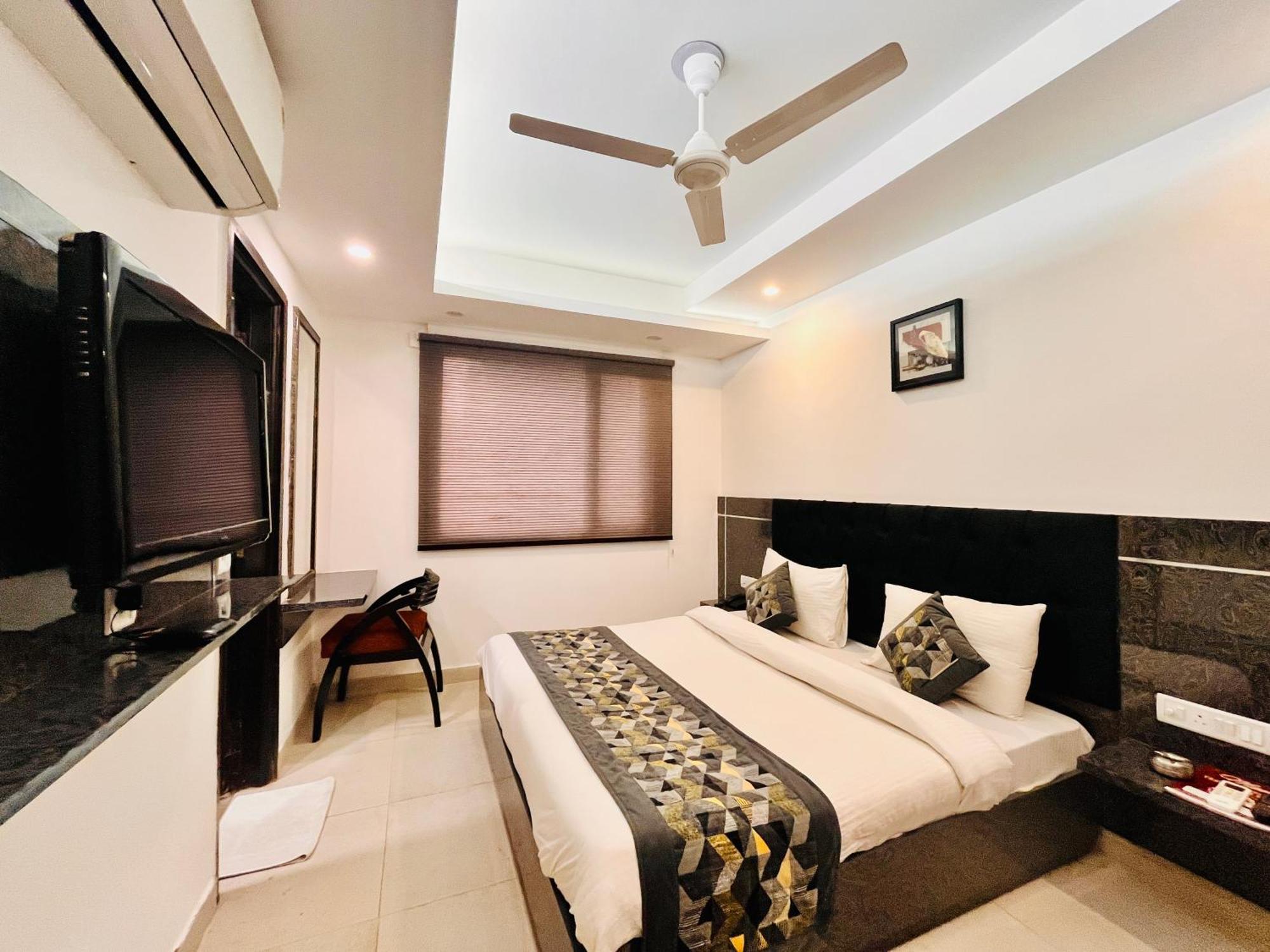 Hotel The Gold Inn - Karol Bagh Delhi Bagian luar foto