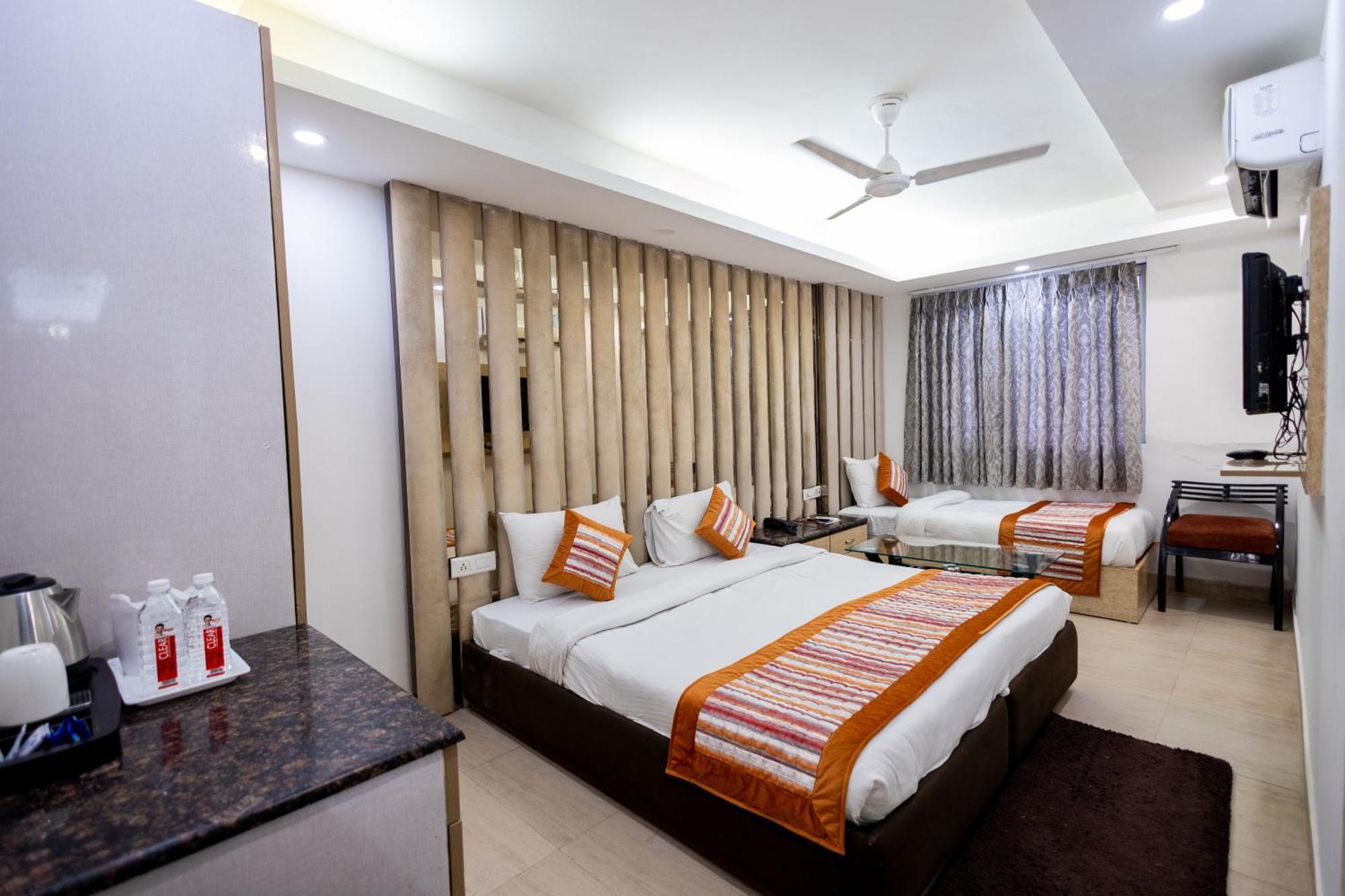 Hotel The Gold Inn - Karol Bagh Delhi Bagian luar foto