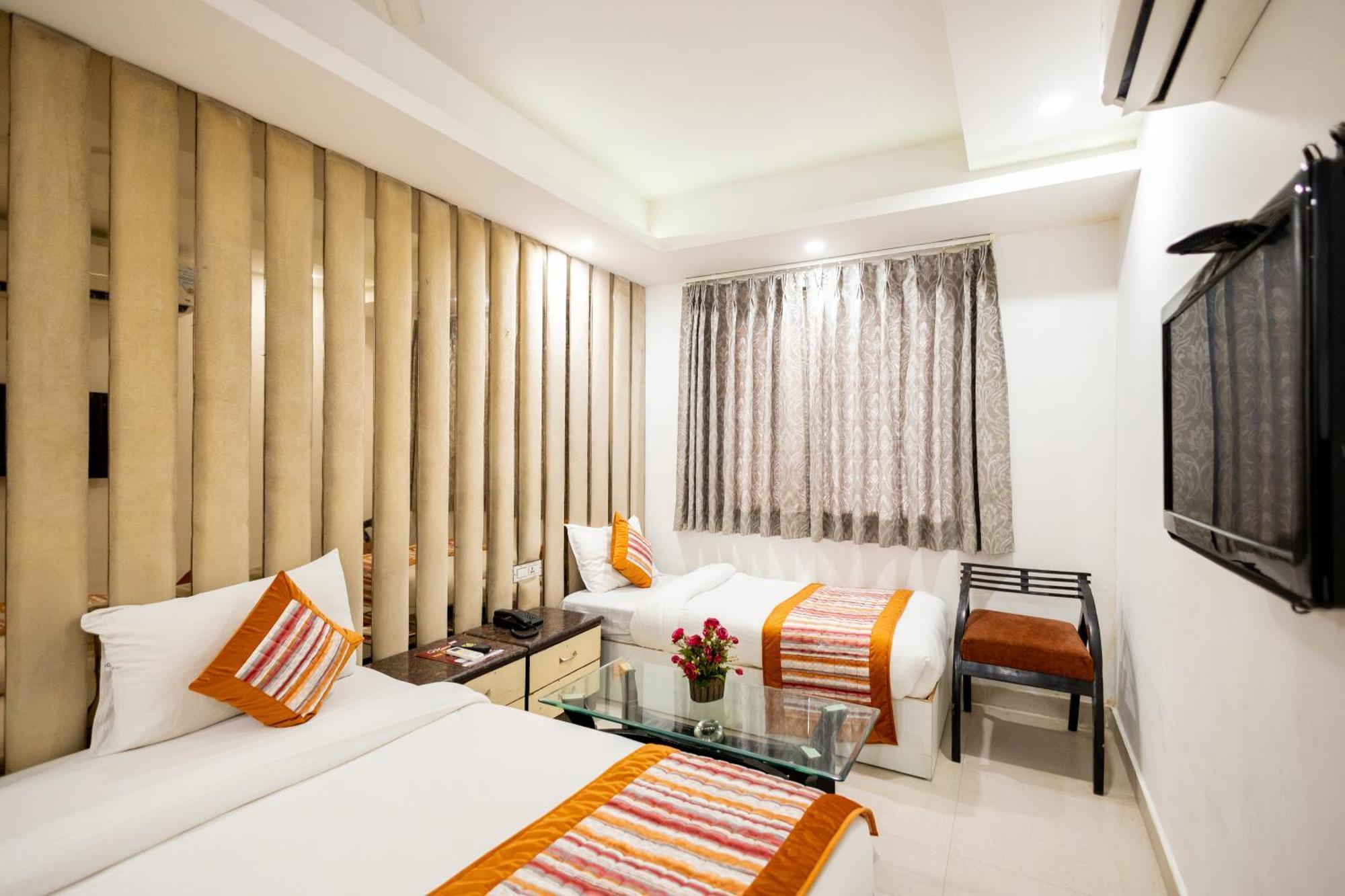 Hotel The Gold Inn - Karol Bagh Delhi Bagian luar foto