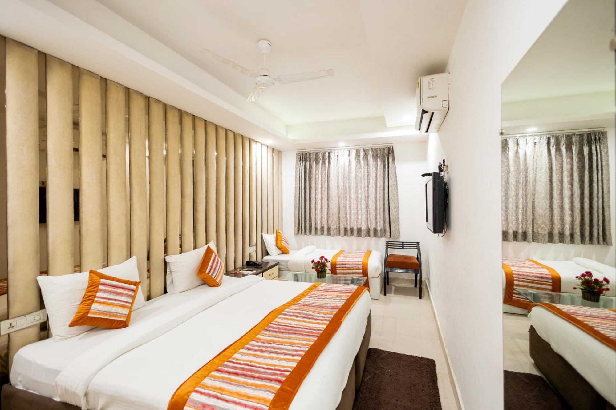 Hotel The Gold Inn - Karol Bagh Delhi Bagian luar foto