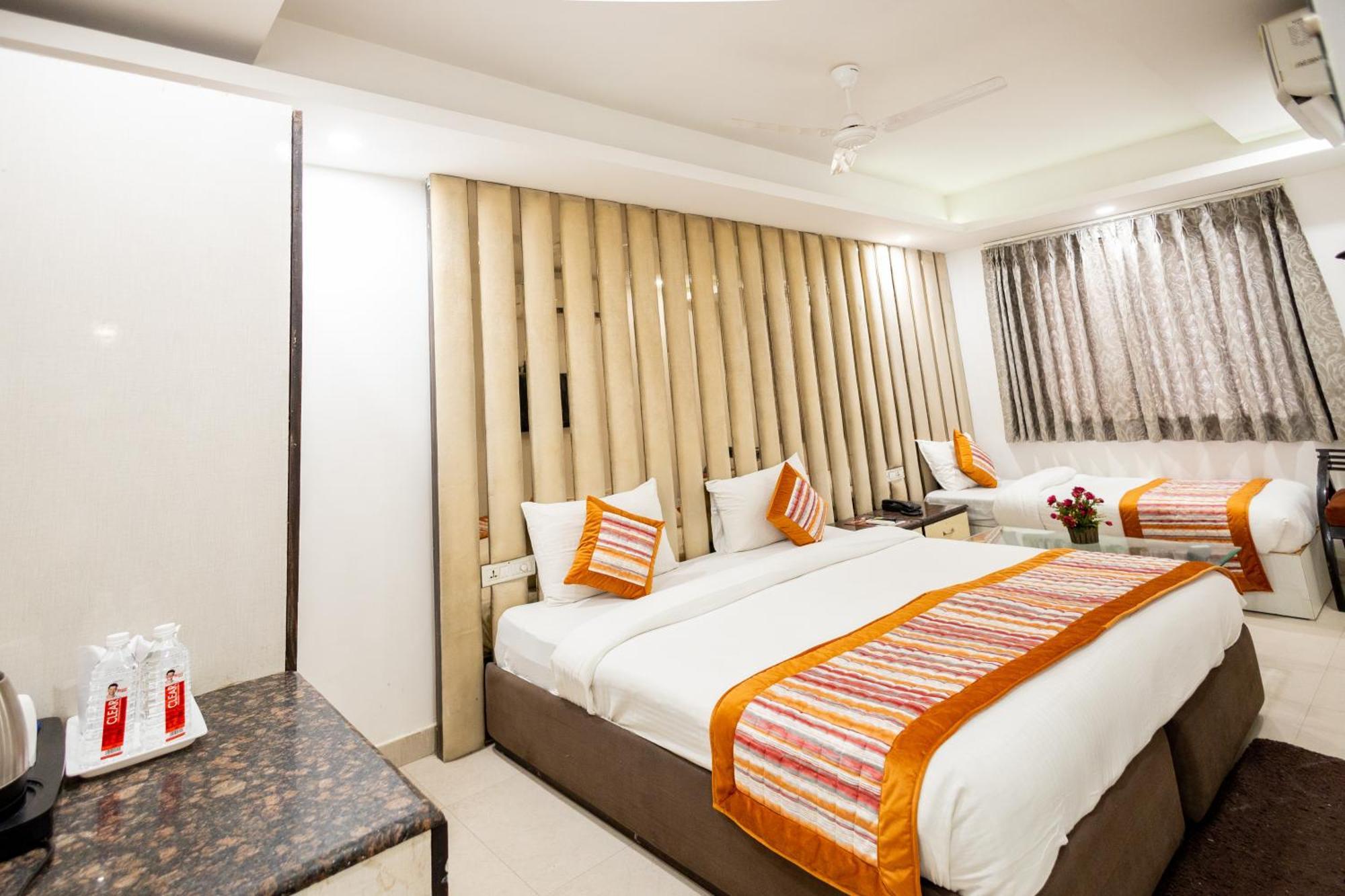Hotel The Gold Inn - Karol Bagh Delhi Bagian luar foto