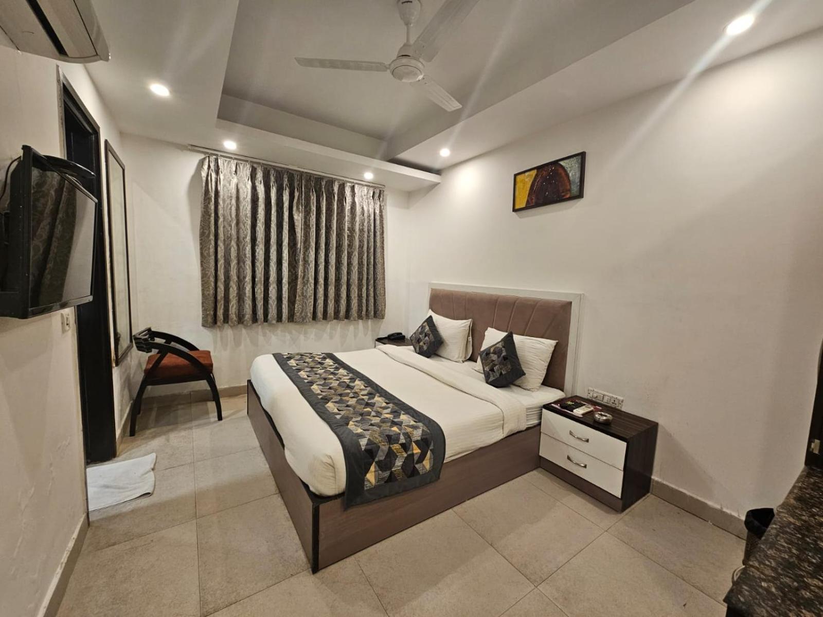 Hotel The Gold Inn - Karol Bagh Delhi Bagian luar foto