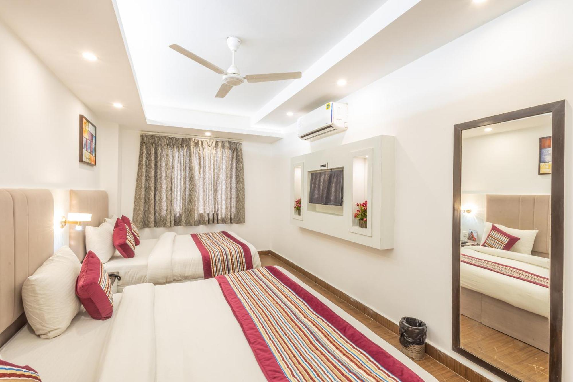 Hotel The Gold Inn - Karol Bagh Delhi Bagian luar foto